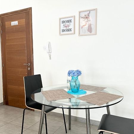 Sun Julz Apartments On The Beach Paphos Exterior photo
