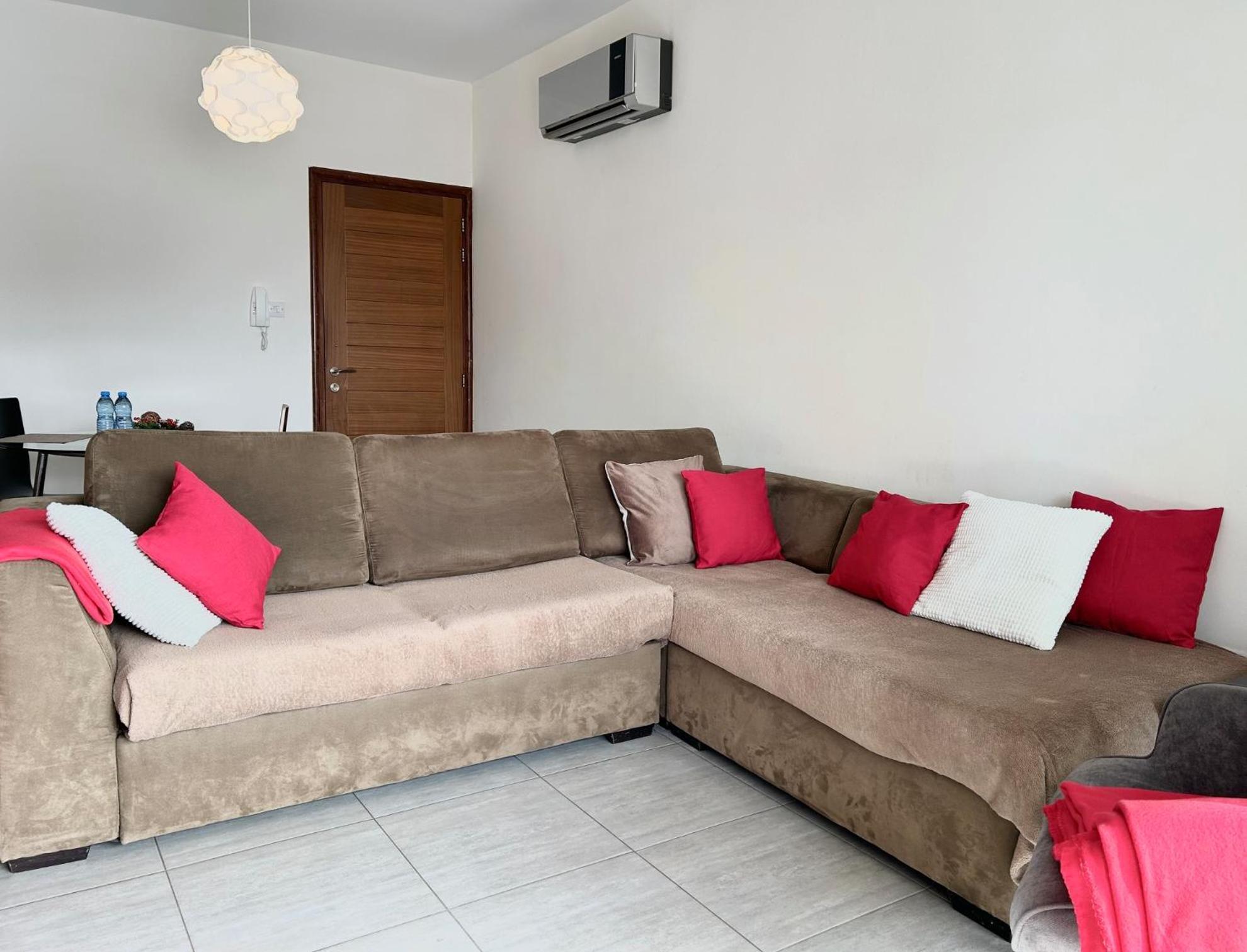 Sun Julz Apartments On The Beach Paphos Exterior photo
