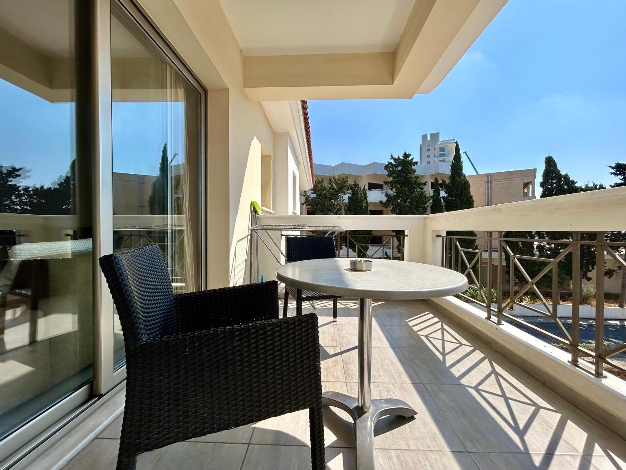 Sun Julz Apartments On The Beach Paphos Exterior photo