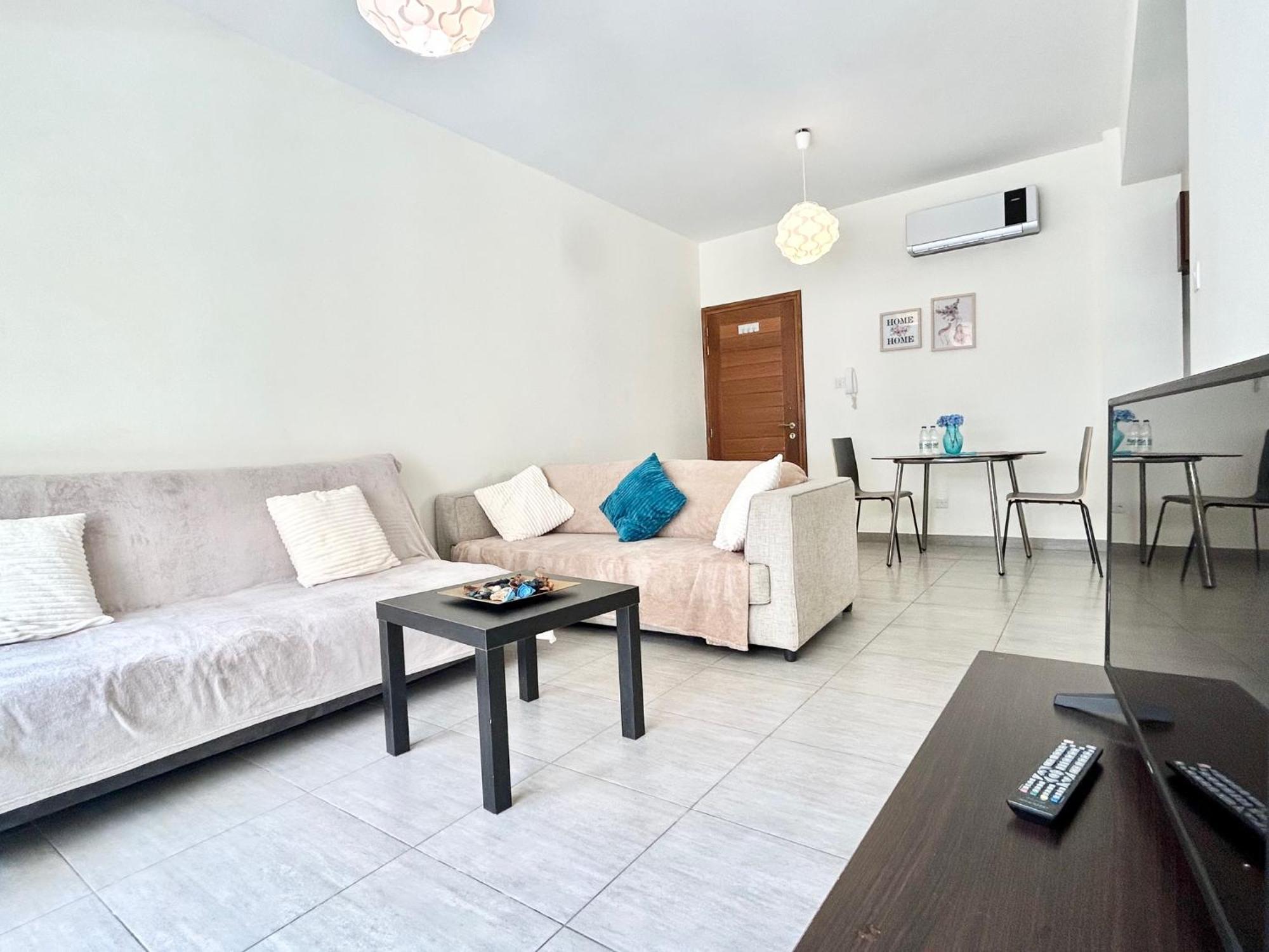 Sun Julz Apartments On The Beach Paphos Exterior photo