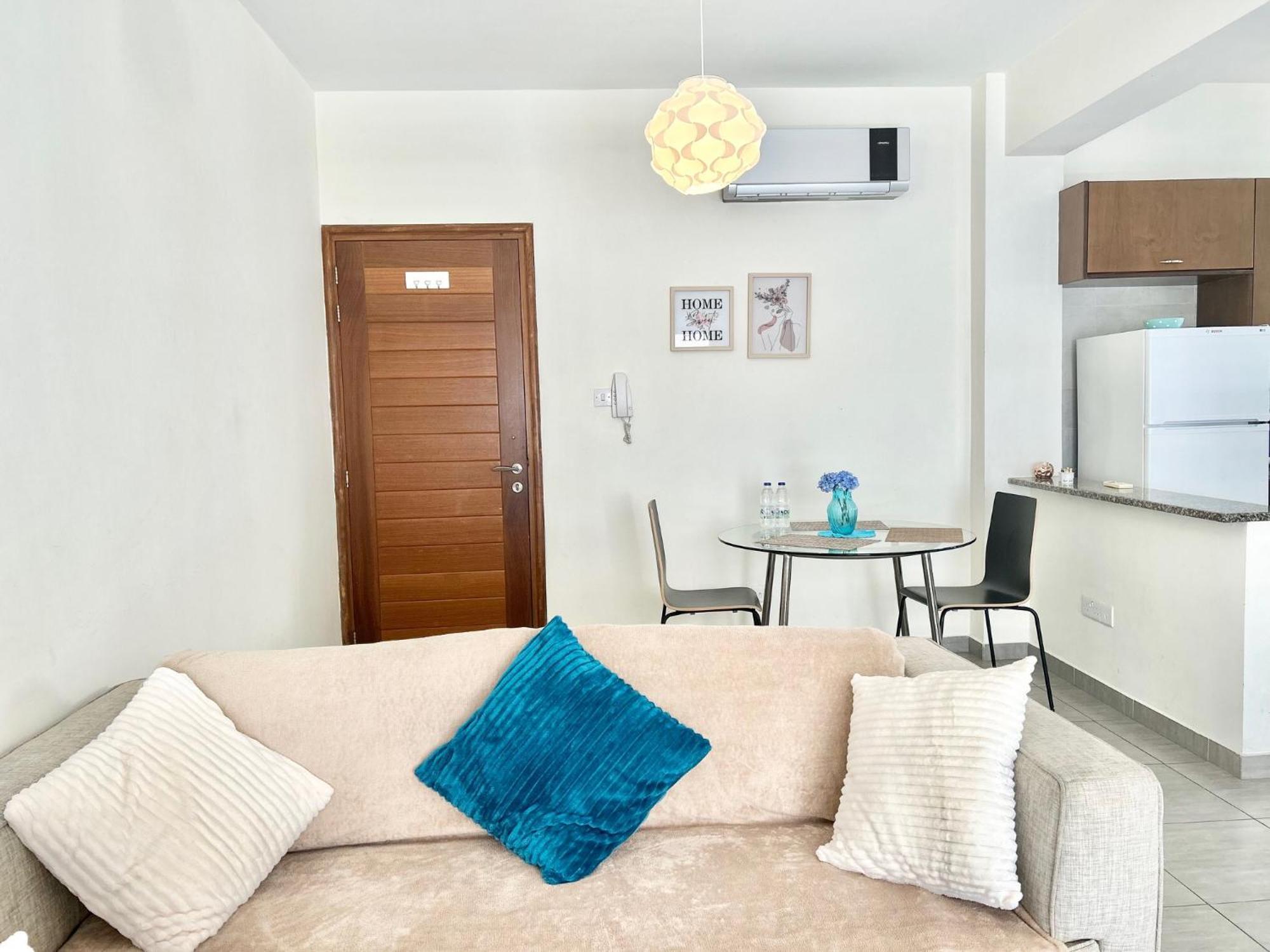 Sun Julz Apartments On The Beach Paphos Exterior photo