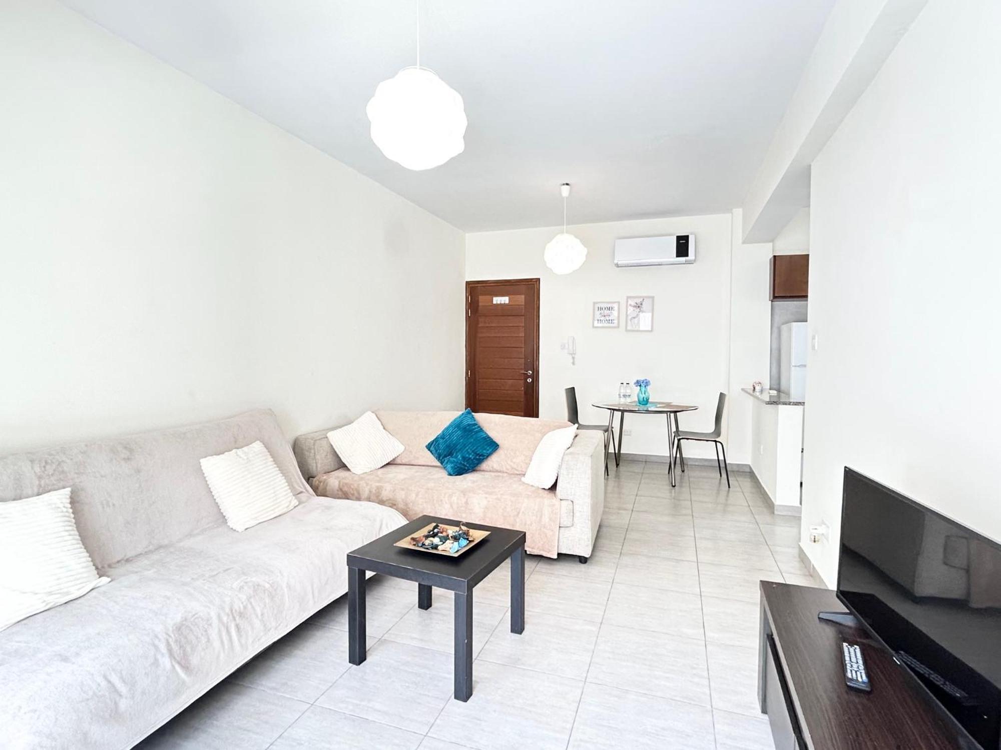 Sun Julz Apartments On The Beach Paphos Exterior photo