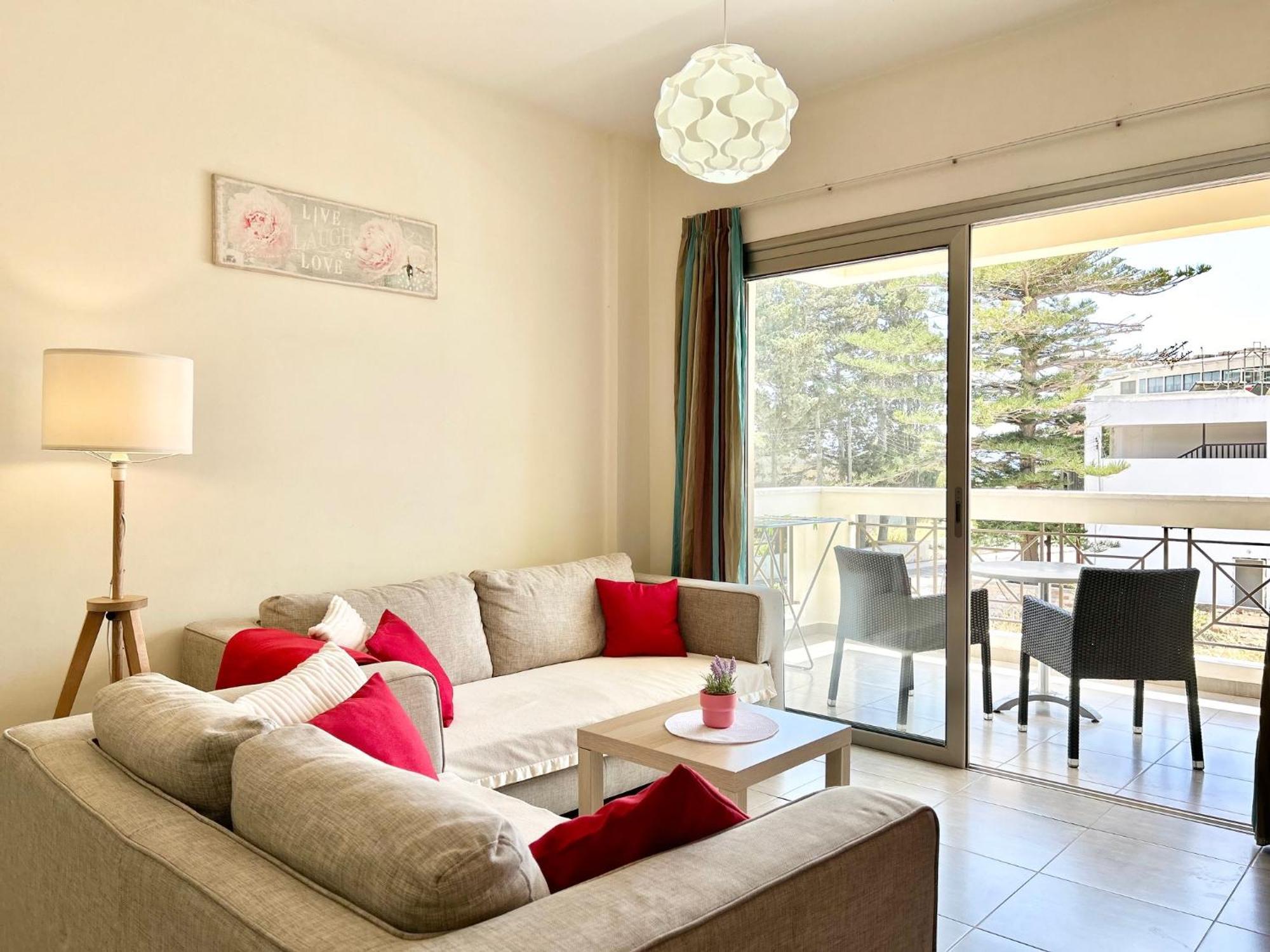 Sun Julz Apartments On The Beach Paphos Exterior photo