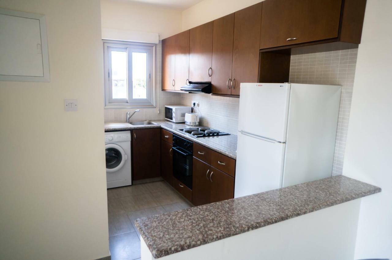 Sun Julz Apartments On The Beach Paphos Exterior photo