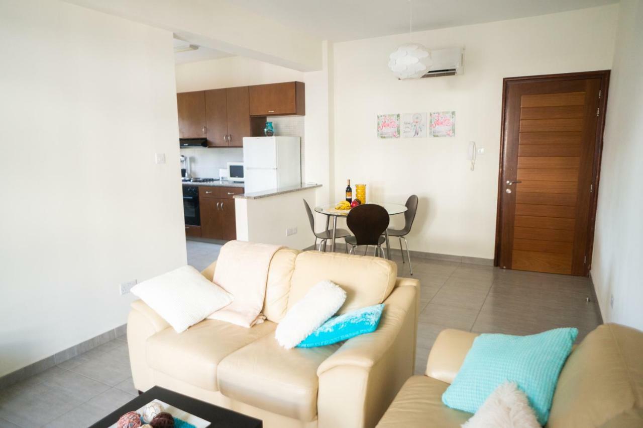 Sun Julz Apartments On The Beach Paphos Exterior photo