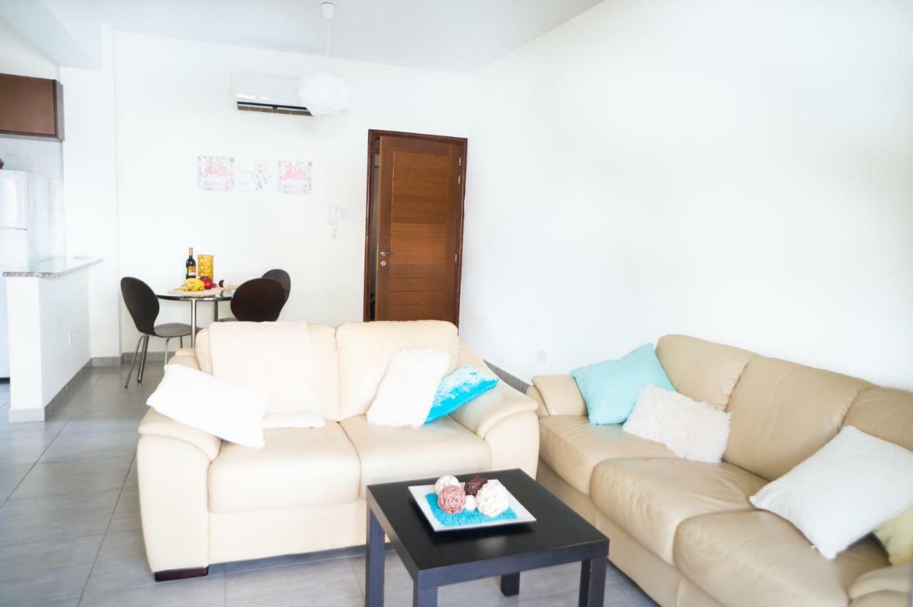 Sun Julz Apartments On The Beach Paphos Exterior photo