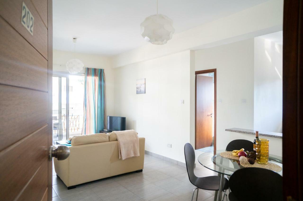 Sun Julz Apartments On The Beach Paphos Exterior photo